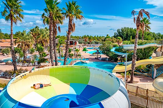 Trechterglijbaan en waterpark op camping CAPFUN Lou Village in Vendres (34).