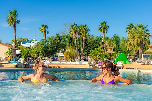 Zwembad jacuzzi met twee vrouwen op camping CAPFUN Lou Village in Vendres.