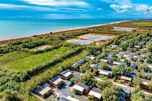 Luchtfoto Mobil-homes en strand van camping CAPFUN Lou Village in Vendres (34).