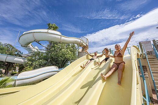 Vrolijke familie op reuzenglijbaan waterpark camping CAPFUN Lou Village Vendres (34).