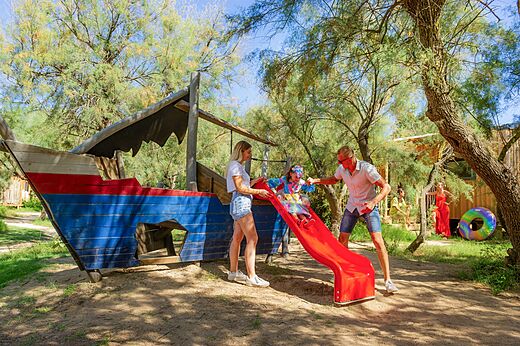 Speeltuin, glijbaan op camping CAPFUN Lou Village in Vendres (34).