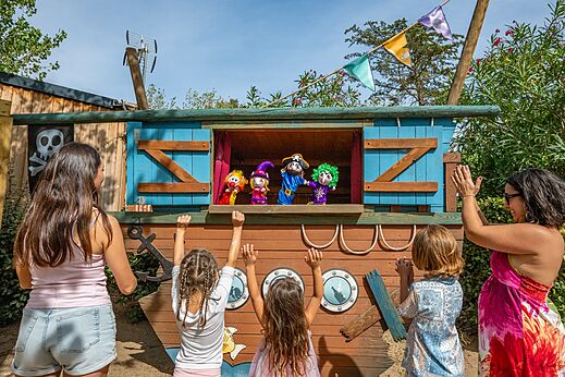 Poppenkastvoorstelling voor kinderen op camping CAPFUN Lou Village in Vendres (34).