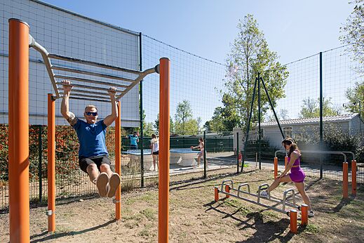 Buiten fitnessruimte, rekstokken en klimrek, camping CAPFUN Lou Village in Vendres (34).