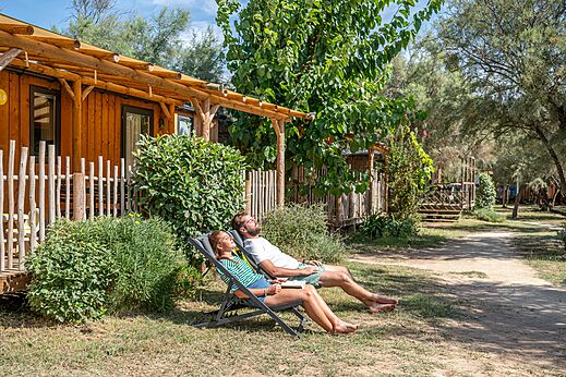 Houten stacaravan op camping CAPFUN Lou Village in Vendres (34).