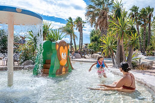 Zwembad met apen glijbaan en waterspellen op camping CAPFUN Lou Village in Vendres.