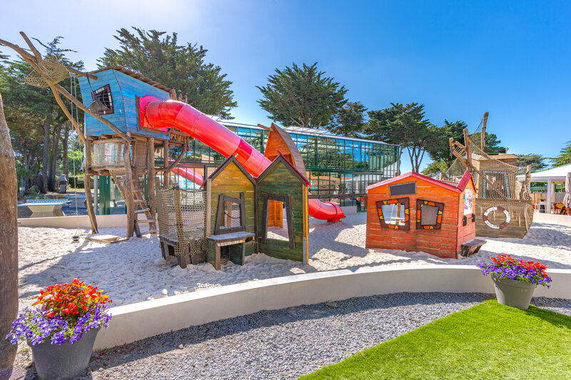 Carabouille Speeltuin - Kinderspeeltuin, glijbaan, houten structuren op CAPFUN Madrague PORNIC (44).