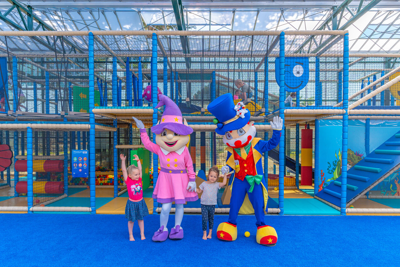 Binnenspeeltuin met mascottes en kinderen op camping CAPFUN Madrague in PORNIC (44).