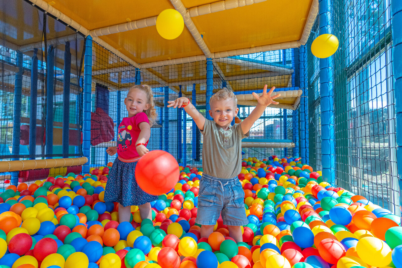Kinderen spelen in ballenbak op camping CAPFUN Madrague in PORNIC (44).