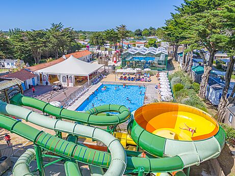 Reuzenglijbanen en buitenzwembad op camping CAPFUN Madrague in PORNIC (44).