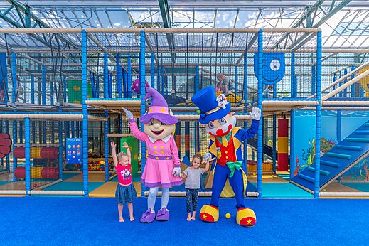 Grote indoor speeltuin met mascottes en kinderen op camping CAPFUN Madrague in PORNIC (44)