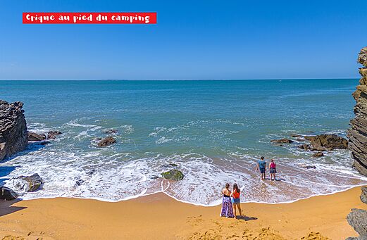 Rotsachtige inham en zandstrand op camping CAPFUN Madrague PORNIC (44).