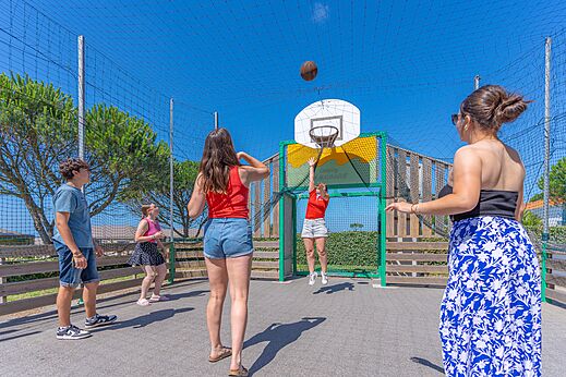Jongeren basketballen op het multisportterrein op camping CAPFUN Madrague in PORNIC (44).