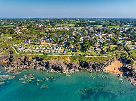 Luchtfoto van de camping met stacaravans, staanplaatsen en strand op camping CAPFUN Madrague in PORNIC (44).