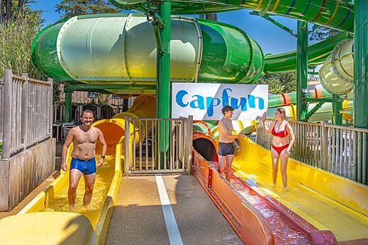 Reusachtige waterglijbanen en buitenzwembad op camping CAPFUN Madrague in PORNIC (44).