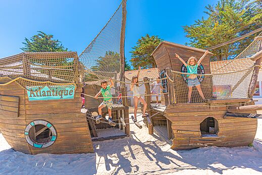 Speeltuin piratenschip met kinderen op camping CAPFUN Madrague in PORNIC (44).