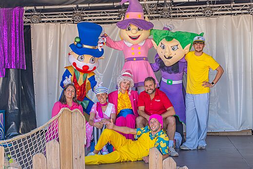 Animatieteam en mascottes op podium op camping CAPFUN Madrague in PORNIC (44).