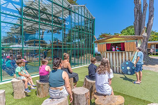 Poppenkastvoorstelling en overdekte speeltuin op camping CAPFUN Madrague in PORNIC.