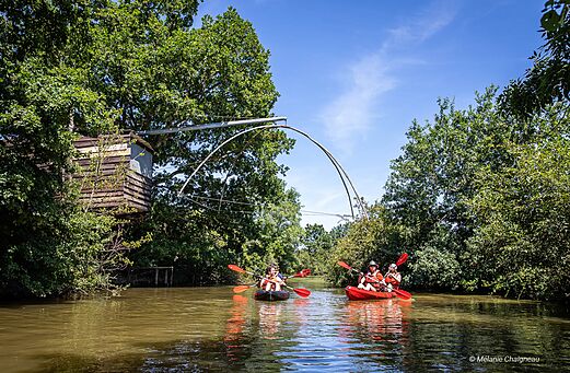 Kajakken op de rivier omringd door bomen op camping CAPFUN Madrague in PORNIC (44).