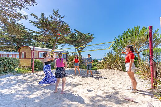Beachvolleybalveld met spelers op camping CAPFUN Madrague in PORNIC (44).