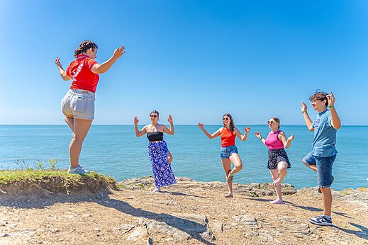 Groep jongeren die yoga doen aan zee op camping CAPFUN Madrague in PORNIC (44).