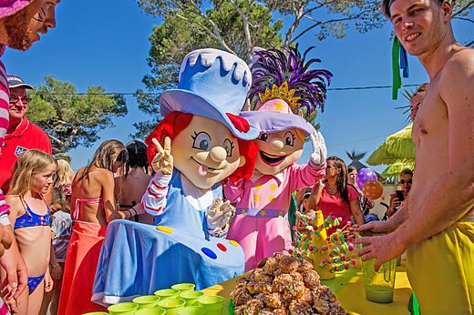 Capfun mascottes en kinderen bij een feestelijke animatie op camping CAPFUN Madrague in PORNIC (44).