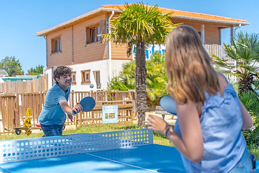 Jongeren spelen tafeltennis op blauwe tafel op camping CAPFUN Madrague in PORNIC (44).