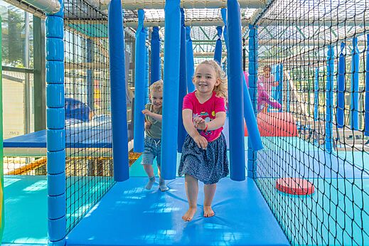 Kinderen in overdekte speelstructuur op camping CAPFUN Madrague in PORNIC (44).