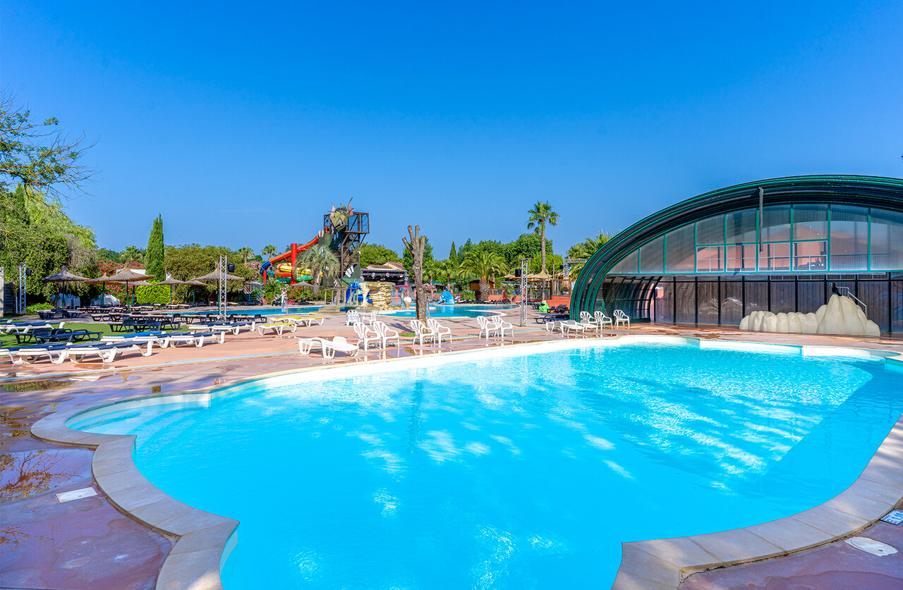 Groot waterpark met zwembaden en glijbanen op camping CAPFUN Mael in ARGELES SUR MER (66).