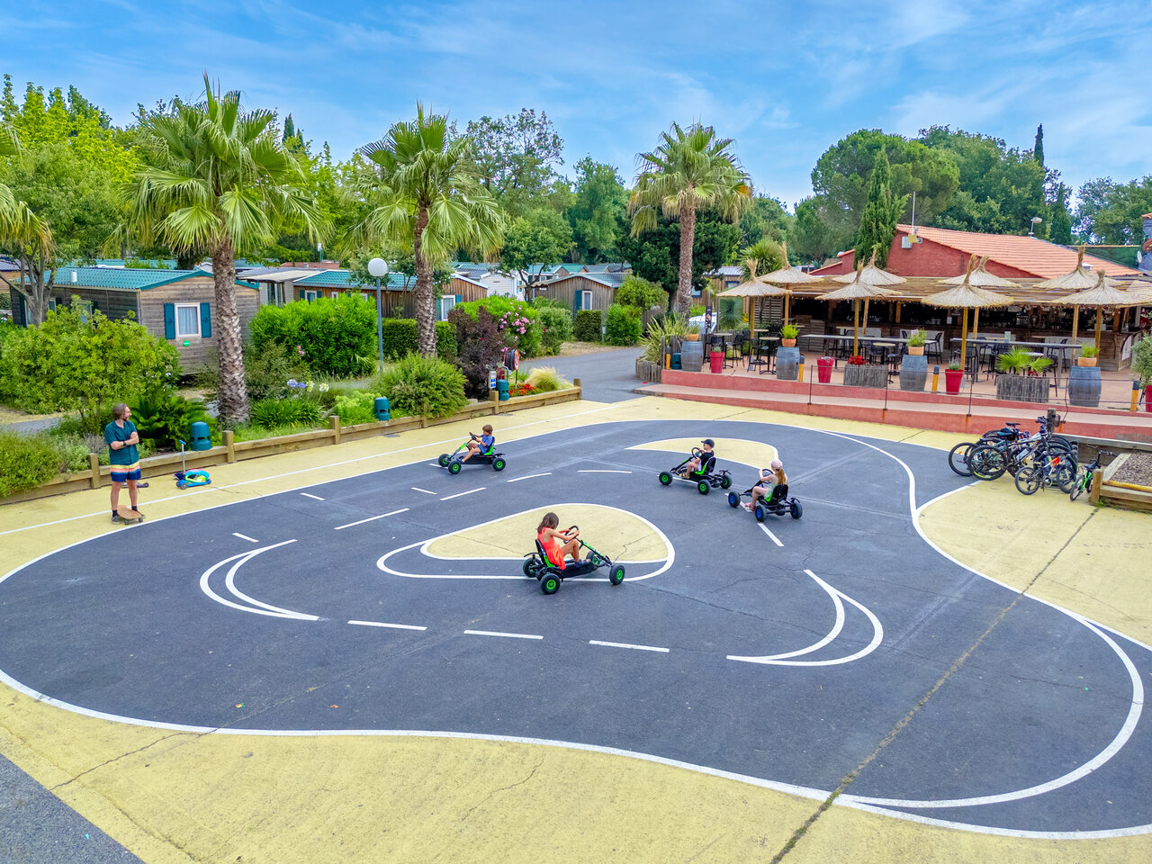 Kinderen op skelters op speelbaan, camping CAPFUN Mael ARGELES SUR MER (66).