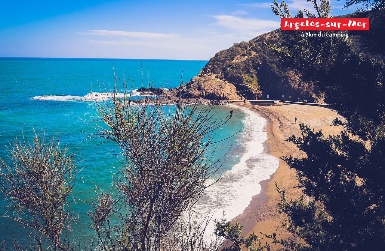 Zandstrand en turquoise zee in Argel�s-sur-Mer, Oostelijke Pyrenee�n, te bezoeken.