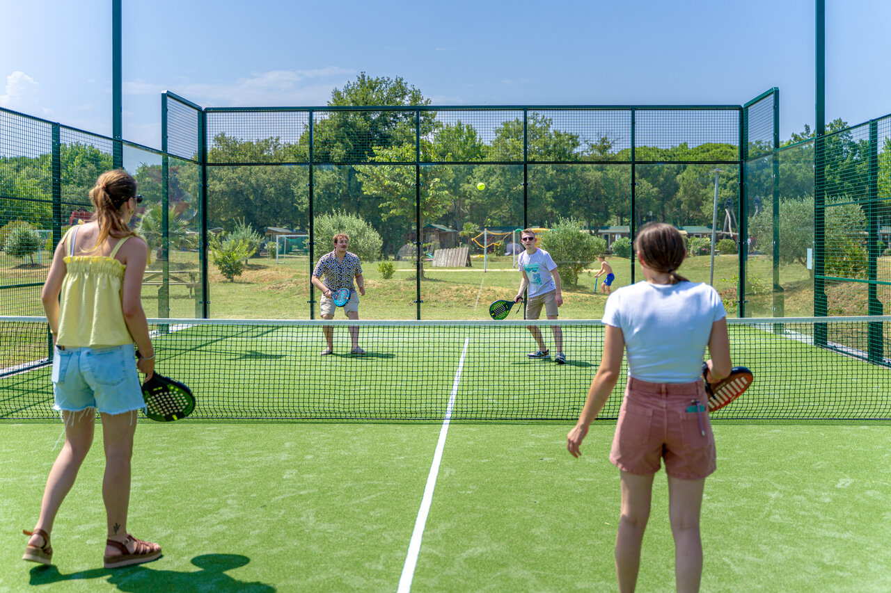 Padelspelers op een sportterrein op camping CAPFUN Mael in ARGELES SUR MER (66).