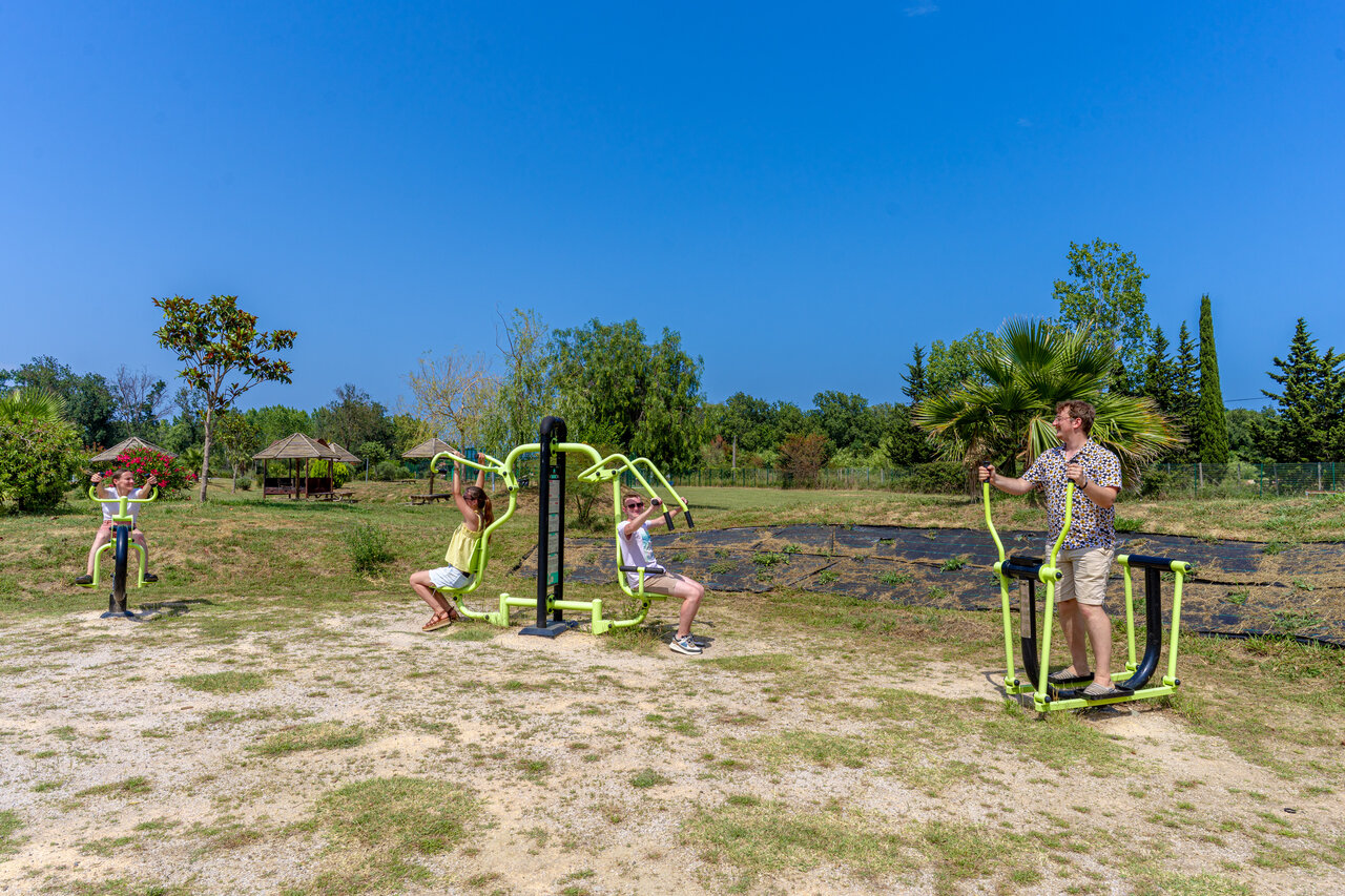 Buiten fitnessapparatuur voor iedereen op camping CAPFUN Mael in ARGELES SUR MER.