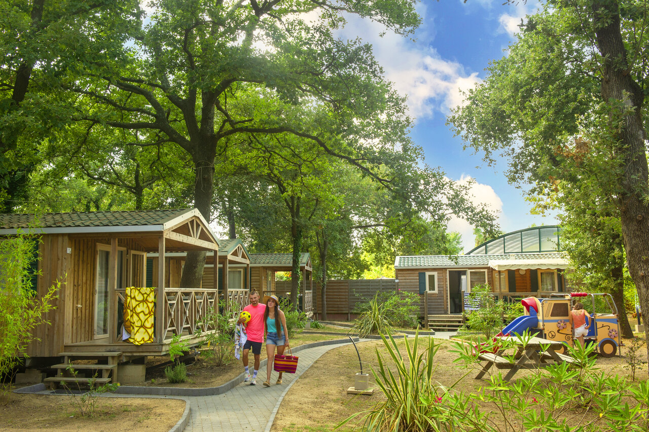 Houten Mobil-homes, speeltuin op camping CAPFUN Mael in ARGELES SUR MER.