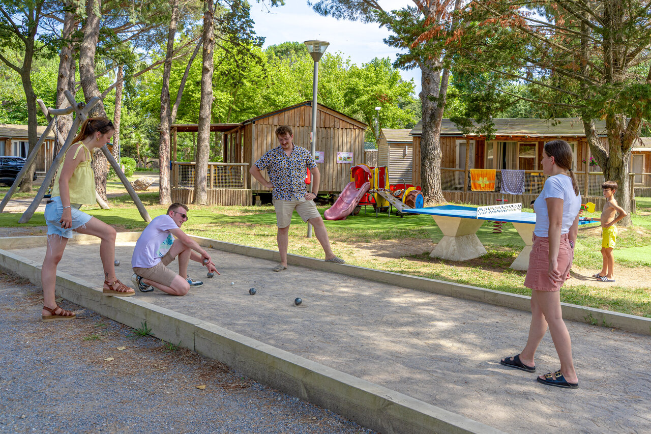 Jeu de boules baan, vakantiegangers en Mobil-homes op camping CAPFUN Mael in ARGELES SUR MER (66).