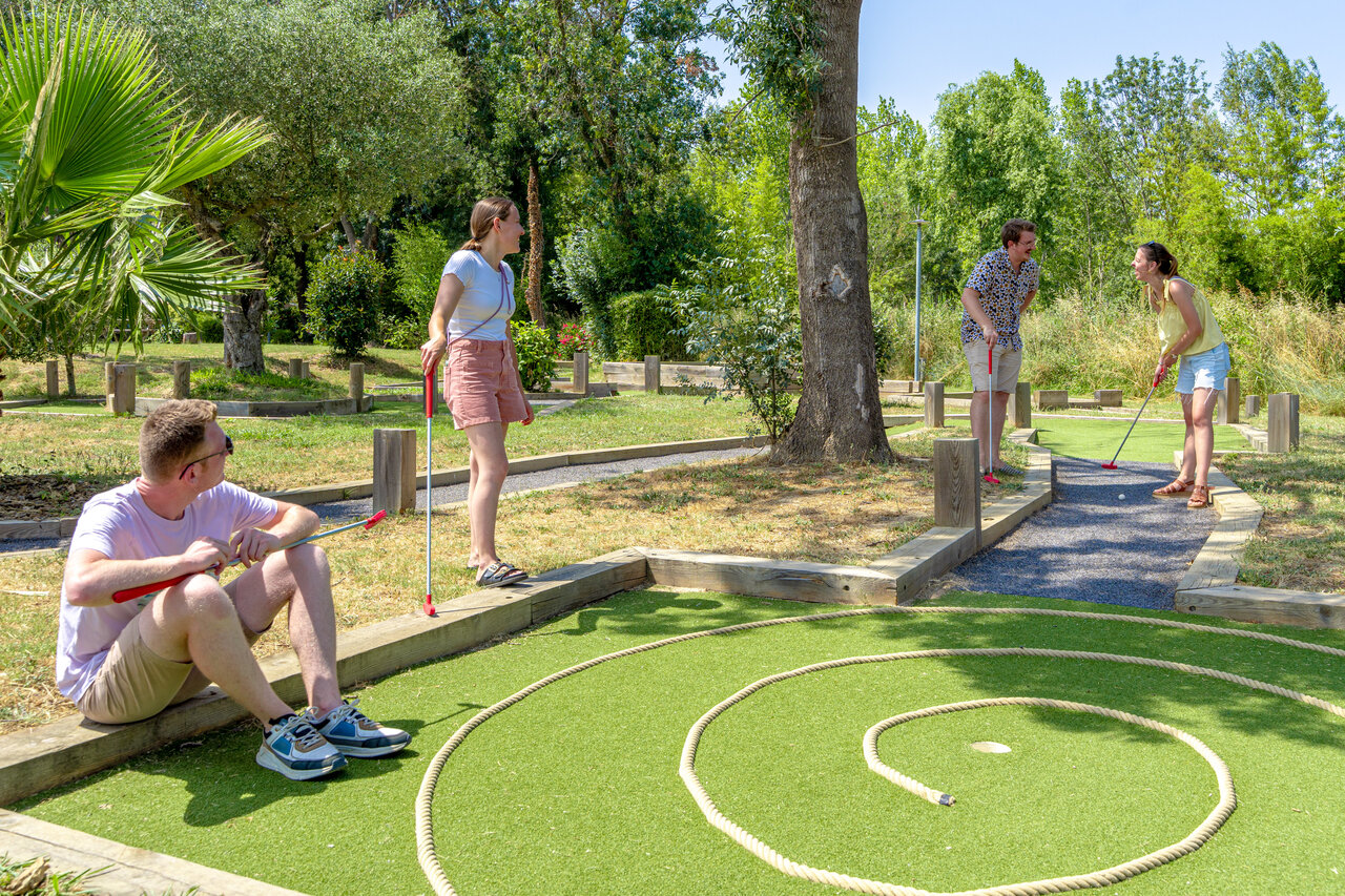 Familie geniet van minigolf op camping CAPFUN Mael in ARGELES SUR MER (66).