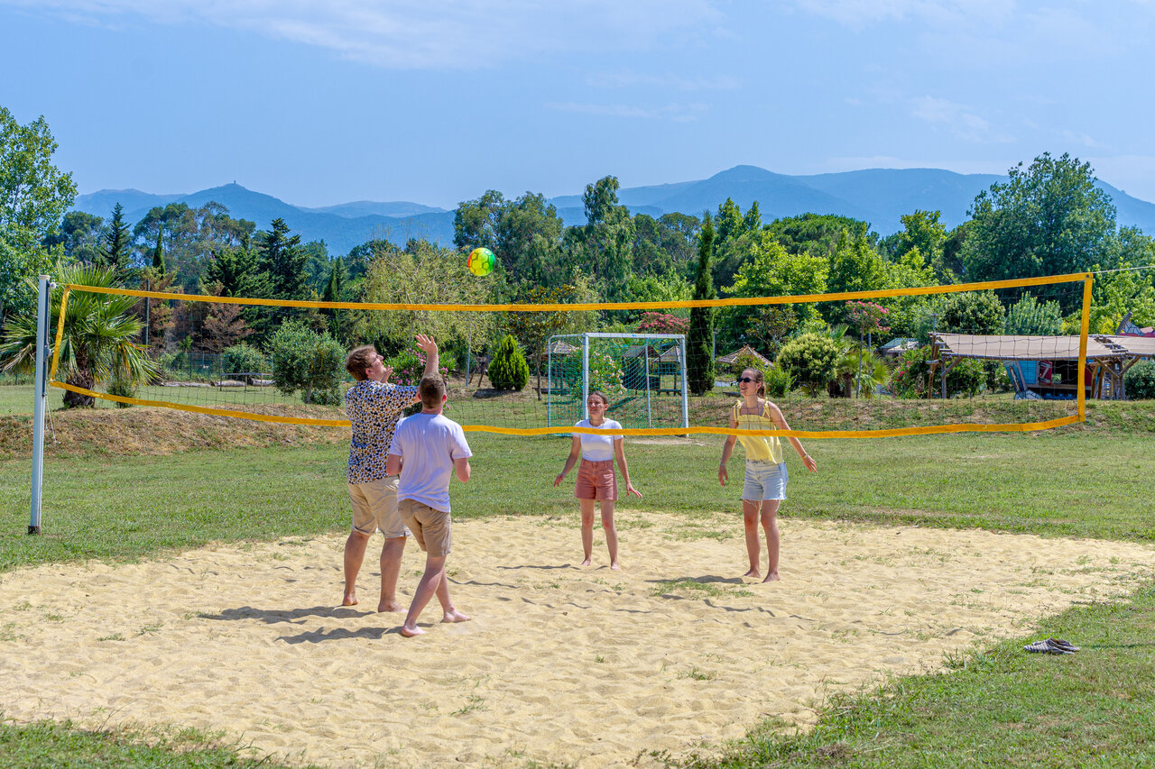 Beachvolleybal op camping CAPFUN Mael in ARGELES SUR MER (66).