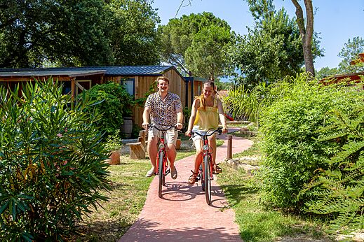Lachend stel op fietsen op pad van camping CAPFUN Mael in ARGELES.