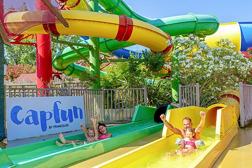Blije familie op waterglijbanen en zwembad op camping CAPFUN Mael in ARGELES SUR MER (66)