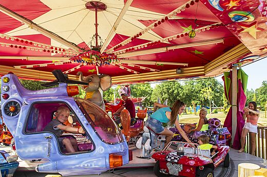 Kinderdraaimolen met helikopter en auto op camping CAPFUN Mael in ARGELES SUR MER.
