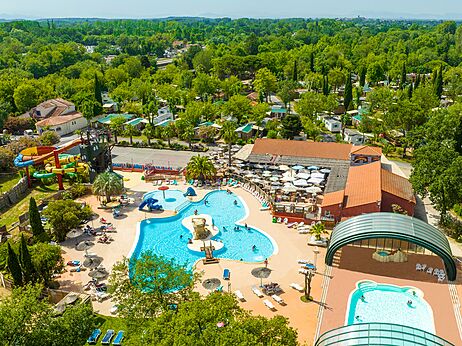 Buitenzwembad, waterglijbanen op camping CAPFUN Mael in ARGELES SUR MER.