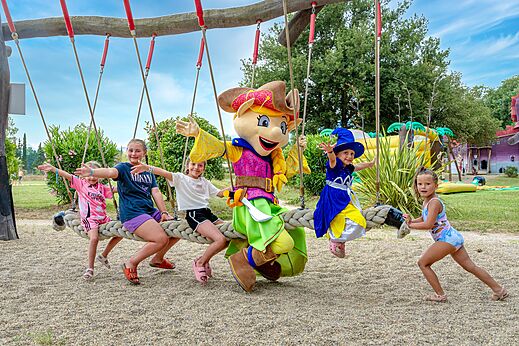 Reuzenschommel, kinderen en mascotte op camping CAPFUN Mael in ARGELES SUR MER.