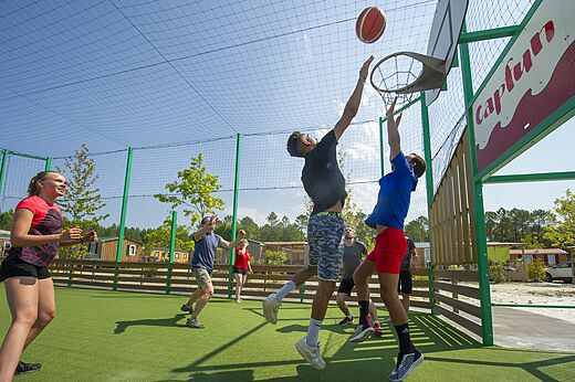 Basketbal op multisportterrein camping CAPFUN Mael in ARGELES SUR MER (66).