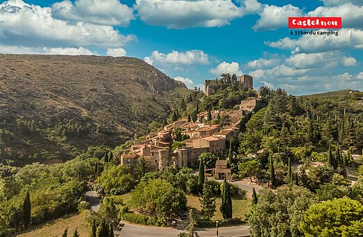 Middeleeuws dorp Castelnou en kasteel, een bezienswaardigheid in de Pyr�n�es-Orientales.