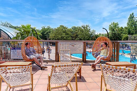 Comfortabele hangstoelen en buitenzwembad op camping CAPFUN Mael in ARGELES SUR MER (66).