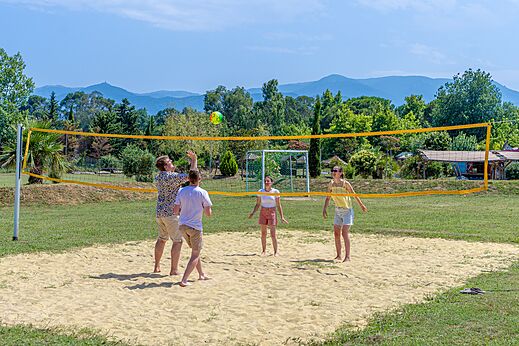 Zandstrandvolleybalveld met vakantiegangers op camping CAPFUN Mael in ARGELES SUR MER.