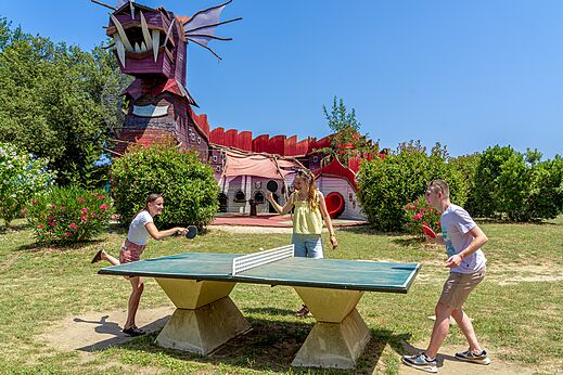 Tafeltennis en draken speelstructuur op camping CAPFUN Mael in ARGELES SUR MER.