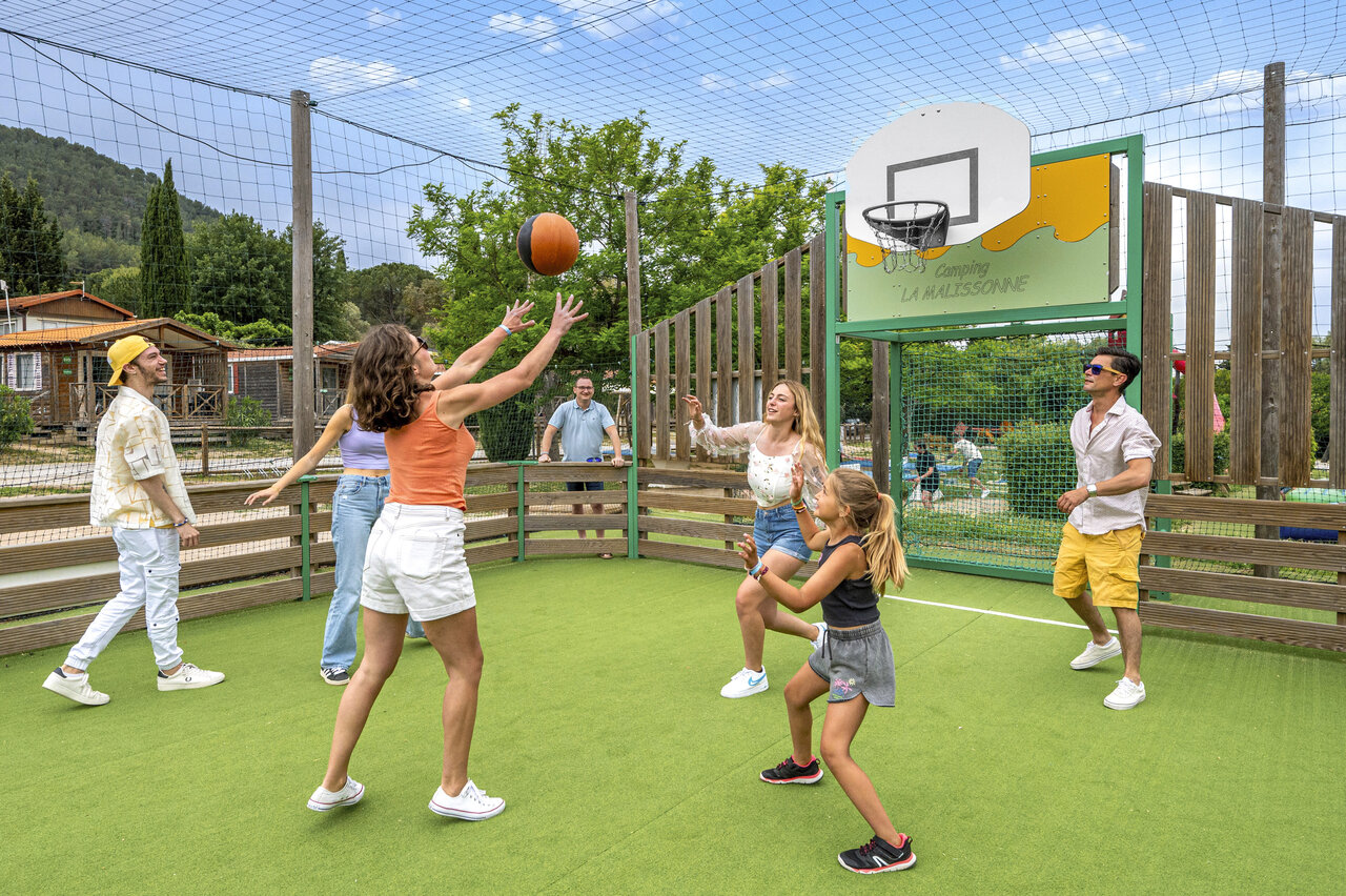 Multisportterrein basketbal op camping CAPFUN Malissonne in LA CADIERE D'AZUR.