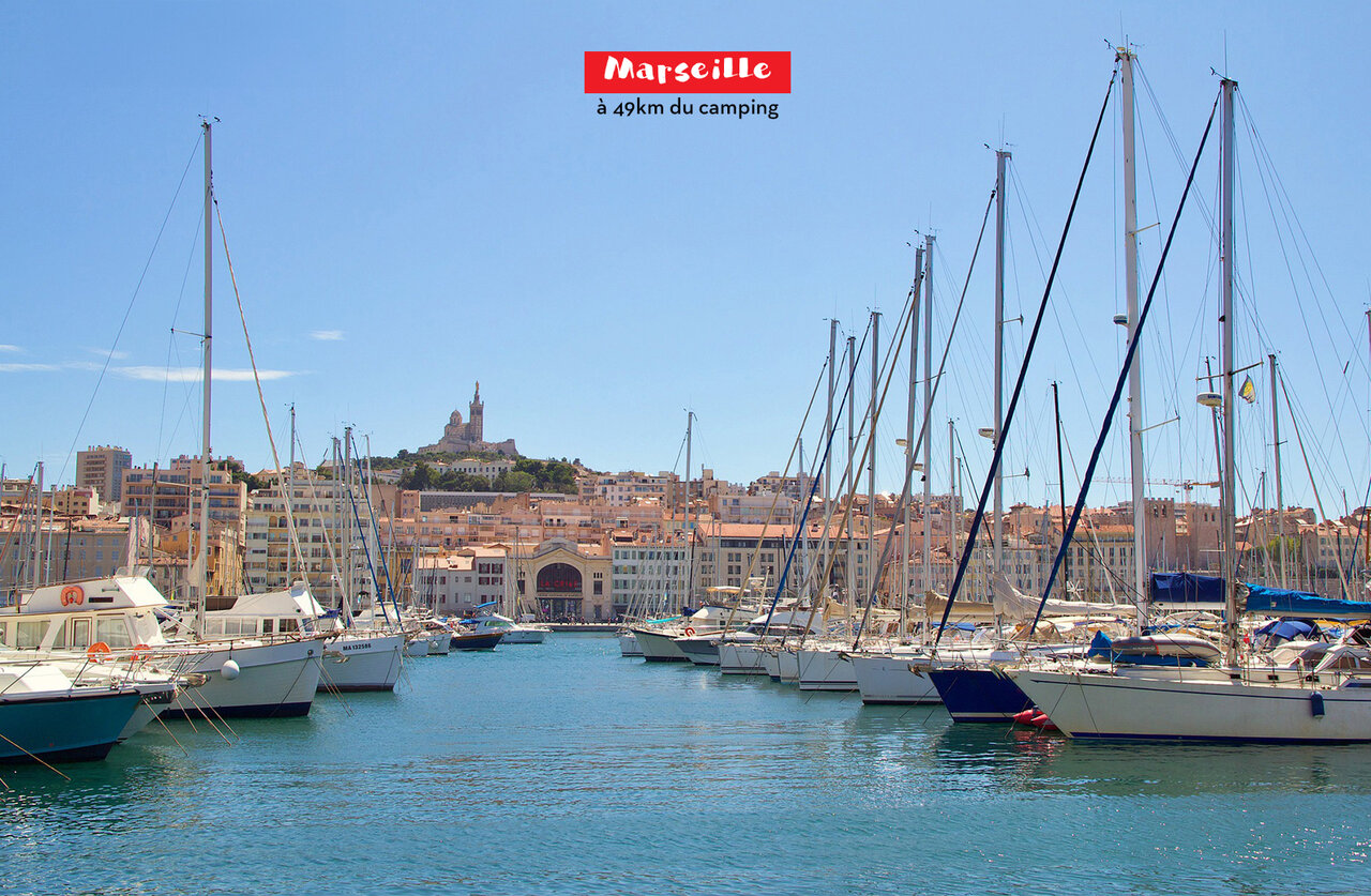 Oude Haven Marseille met Notre-Dame de la Garde, toeristische plek in Provence.