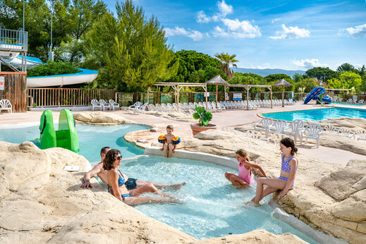Lagunezwembad en waterglijbanen op camping CAPFUN Malissonne in LA CADIERE D'AZUR (83)