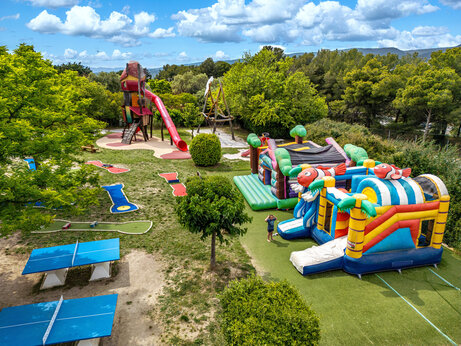 Opblaasbare structuren op camping CAPFUN Malissonne in LA CADIERE D'AZUR (83).